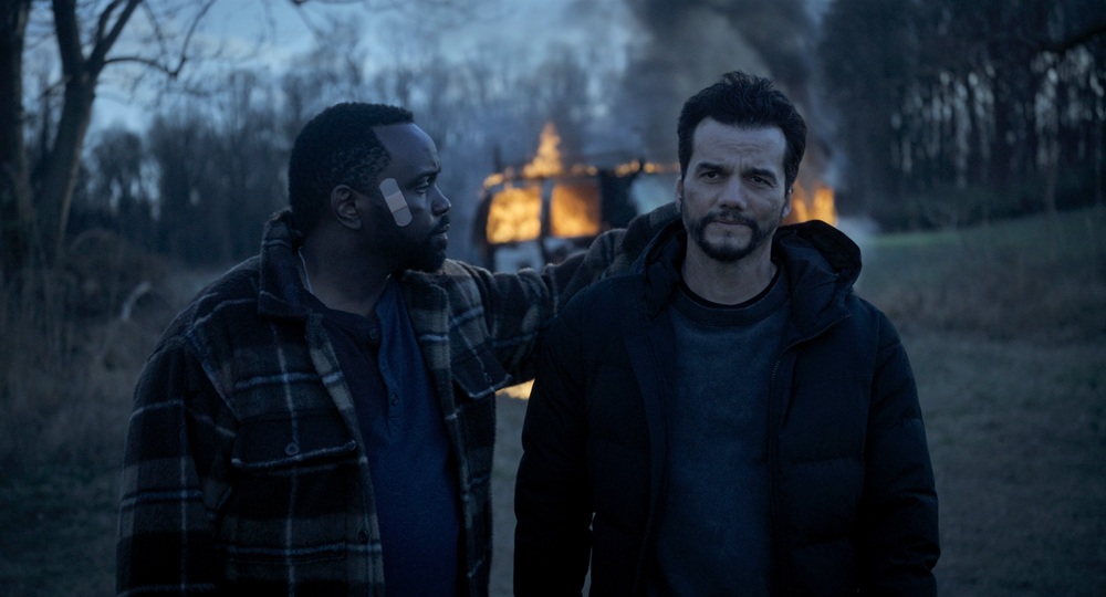 Brian Tyree Henry e Wagner Moura em cena de "Ladrões de Drogas", série da Disney+