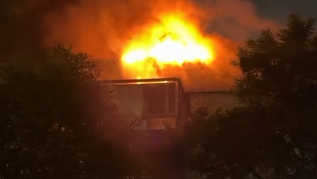 Incêndio atinge teatro da PUC em Curitiba; bombeiros tentam conter o fogo