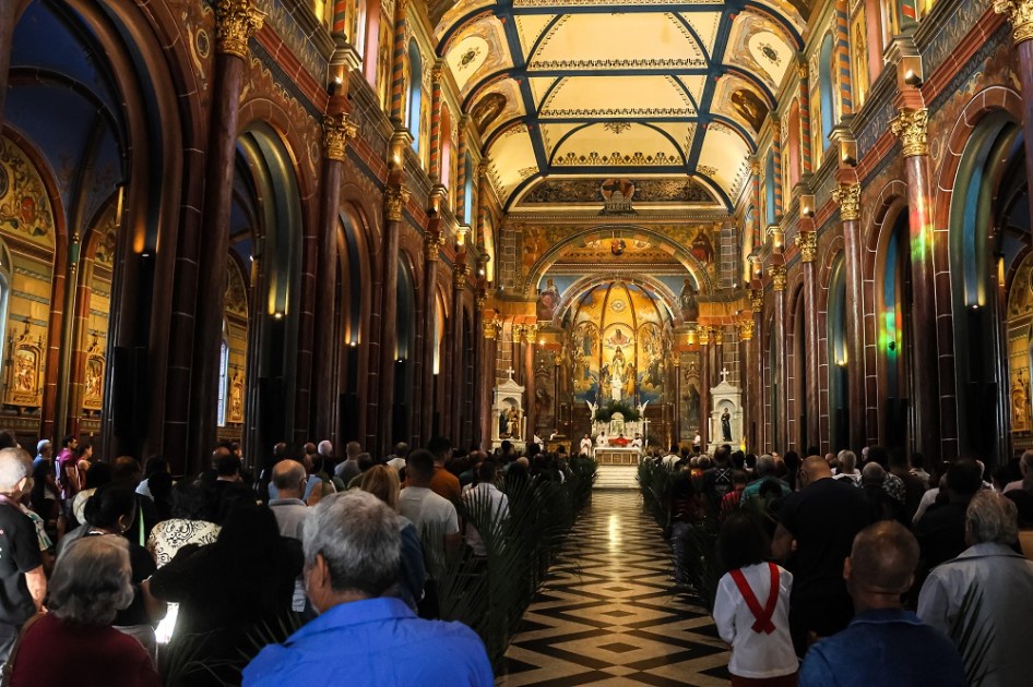 Padre Tanus celebra Missa de Ramos na Igreja São JOsé, em BH