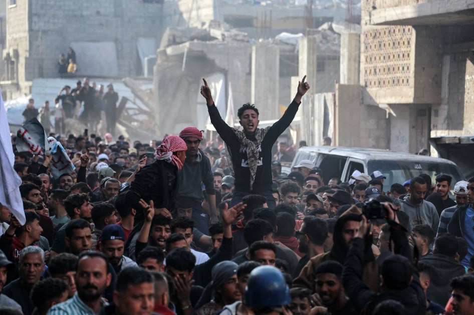 Palestinos participam de um protesto anti-Hamas, pedindo o fim da guerra com Israel