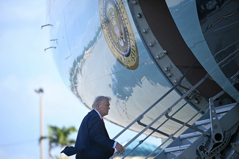 O presidente dos EUA, Donald Trump, embarca no Air Force One no Aeroporto Internacional de Palm Beach