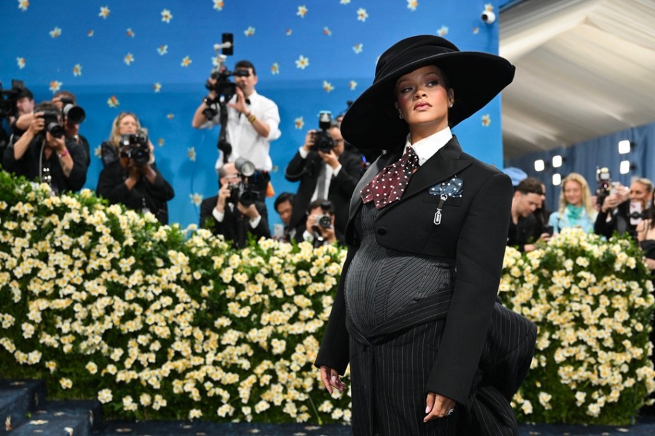 Rihanna exibe gravidez no Met Gala