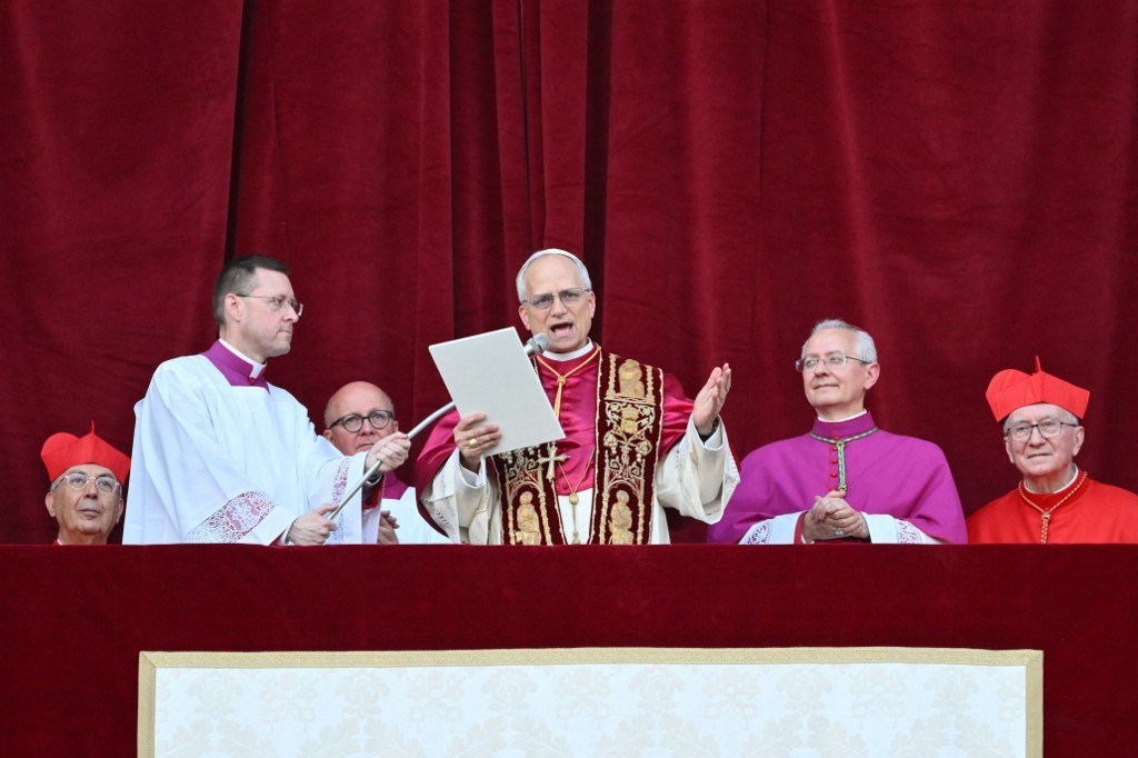 Papa Leão XIV pede uma ‘paz desarmada’ e agradece a Francisco em seu primeiro discurso no Vaticano