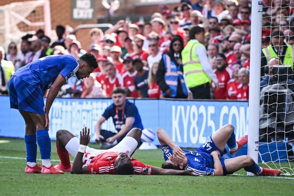 O atacante nigeriano do Nottingham Forest, nº 09, Taiwo Awoniyi (C), e o meio-campista argentino do Leicester City, nº 40, Facundo Buonanotte (D), reagem após colidirem durante a partida da Premier League entre Nottingham Forest e Leicester City