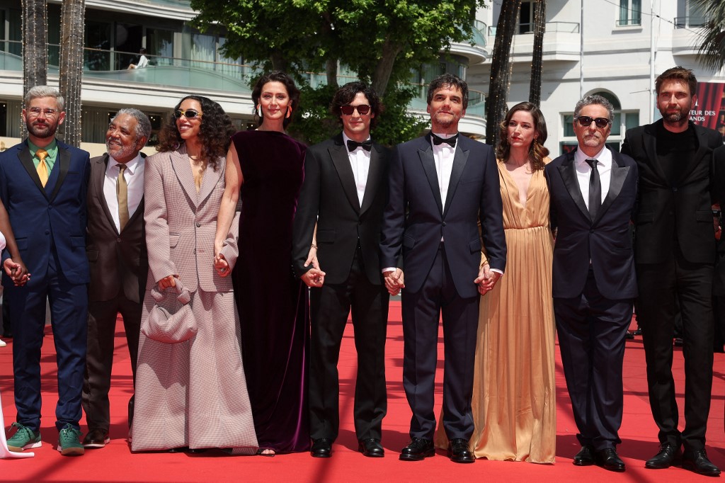 Brasil em Cannes: Elenco de ‘Agente Secreto’ passa pelo tapete vermelho do festival