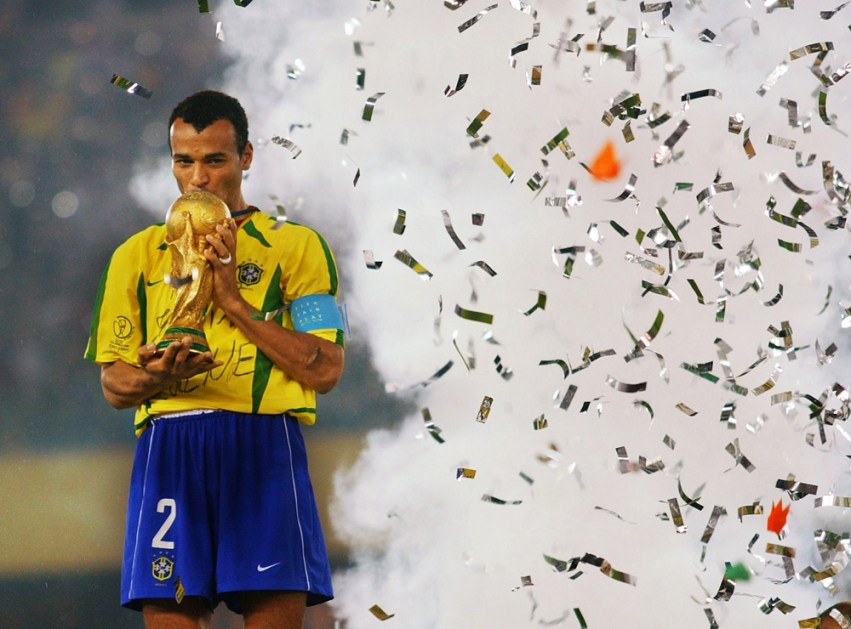O jogador Cafú, capitão da Seleção brasileira de futebol, beija a taça da Copa do Mundo,após o Brasil derrotar, na final, a seleção da Alemanha por 2 a 0
