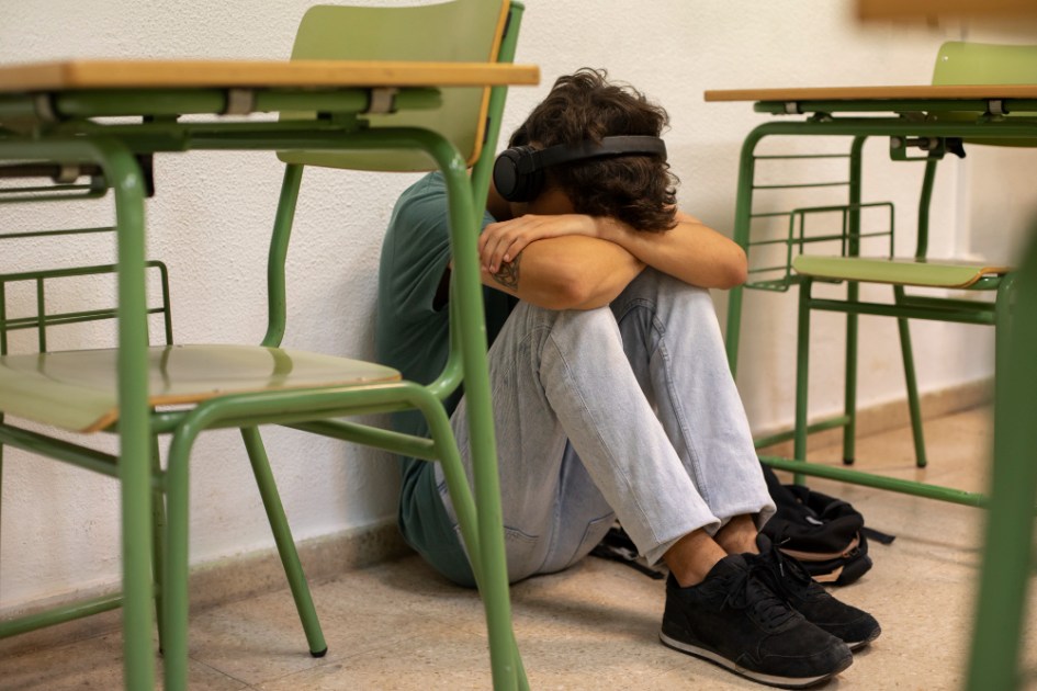 Adolescente triste na escola