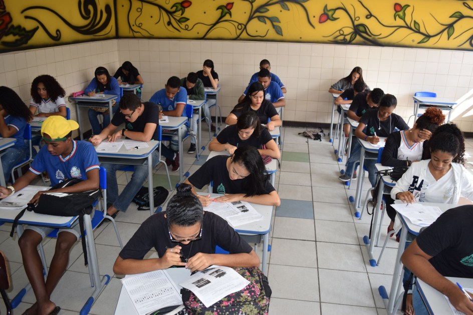 Salvador- BA- Brasil- 25/07/2016- As escolas estaduais estão intensificando as atividades na preparação dos estudantes para o Exame Nacional do Ensino Médio (Enem), que acontece 5 e 6 de novembro deste ano. No Colégio Estadual Ruben Dário, no bairro de San Martin, em Salvador, a semana será de simulados. Para abranger todas as áreas do conhecimento, as provas começaram nesta segunda-feira (25) e prosseguem até quinta (28), oportunizando aos alunos do 3º ano do Ensino Médio e da Educação Profissional vivenciar situações semelhantes às do dia da avaliação. Com o sonho de cursar Medicina, Leonardo Alves, 17 anos, destaca que o simulado contribui para aumentar a sua confiança. “Podemos avaliar nosso conhecimento e rever os pontos que precisamos melhorar. Também temos o apoio dos professores, que são bastante solícitos. Por meio de grupos online, realizamos uma troca de temas e assuntos que estão em mais evidência no momento. Isso nos deixa ainda mais preparados”. Entusiasmado com a possibilidade de cursar Engenharia Química, Wallace Santos, 18, afirma que o aluno não pode se contentar apenas com o que aprende na sala de aula. “Estamos tendo a oportunidade de aperfeiçoar o nosso conhecimento com diversas atividades. Além da escola, os colegas se reúnem em grupos de estudo para podermos já obter, nos simulados, um bom resultado, nos capacitando a realizar uma boa prova do Enem”. O professor de Língua Portuguesa, Antônio Almeida, diz que o suporte da unidade escolar é fundamental para o bom desempenho do estudante. “Fazemos um trabalho sempre visando o que é aplicado no exame. Com certeza, estas atividades dão uma maior oportunidade aos nossos alunos e os estimulam a concorrer em situação de igualdade com qualquer candidato. Além do simulado, a escola realiza as Olimpíadas de Matemática e Português, assim como o Clube de Leitura, desenvolvendo a interpretação de texto”. A Secretaria da Educação disponibiliza par