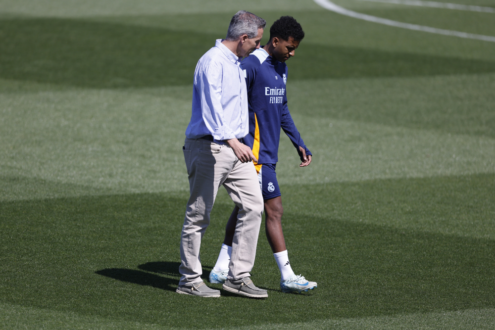 Rodrygo sente desconforto e deixa treino do Real Madrid