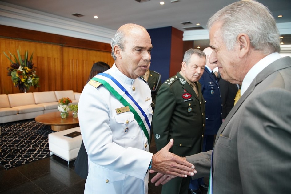 Marcos Sampaio Olsen cumprimenta José Múcio