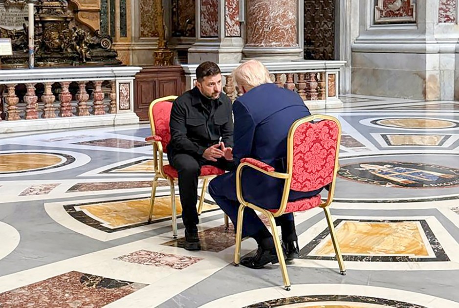 O presidente ucraniano Volodymyr Zelensky (à esquerda) reunido com o presidente dos Estados Unidos, Donald J. Trump