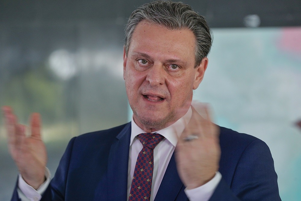 Ministro de Lula defende internet de Elon Musk e arma de fogo para o campo