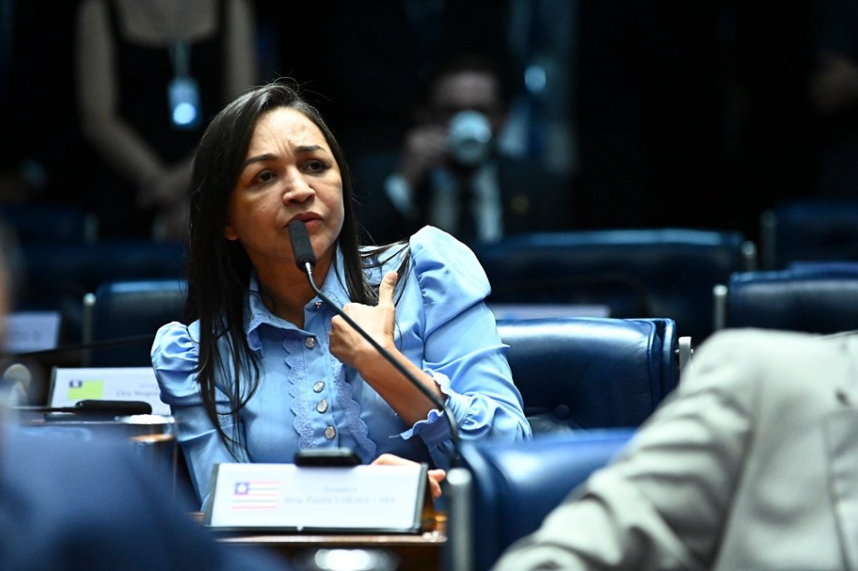 À bancada, em pronunciamento, senadora Eliziane Gama (PSD-MA).