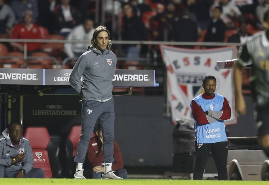 O técnico Luiz Zubeldía observa a equipe à beira do campo do Morumbi, no duelo com o Libertad, pela quinta rodada da Libertadores