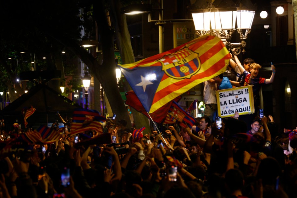 Torcedores do Barcelona comemorando o título