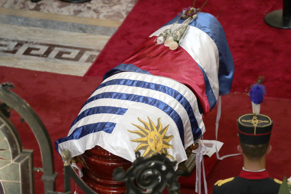 Corpo de Mujica é velado no Palácio Legislativo de Montevidéu em cerimônia aberta ao público