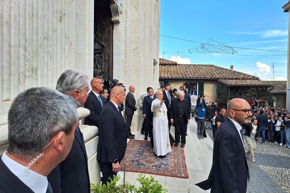 Papa Leão XIV visita túmulo de Francisco e faz primeira visita fora do Vaticano