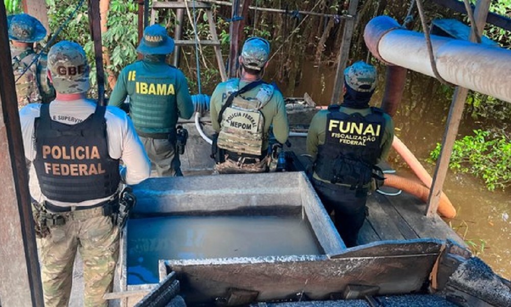 Ibama, PF e Funai atuam em conjunto no combate ao garimpo ilegal no Rio Jandiatuba (AM)