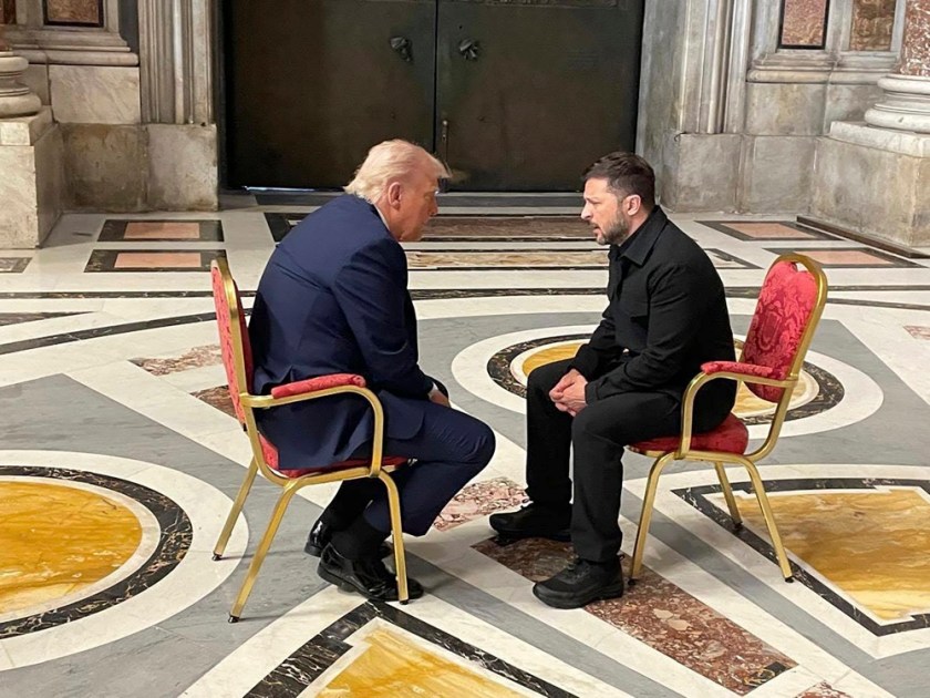 Volodymyr Zelensky e Donald Trump conversam na Praça de São Pedro
