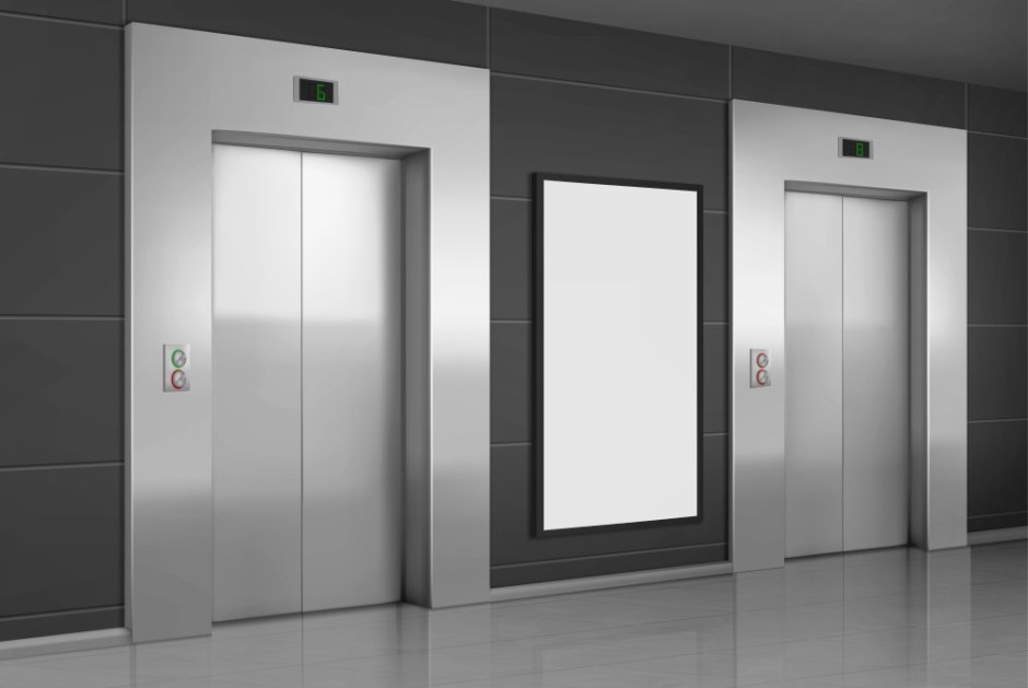 Elevadores realistas com porta fechada e cartaz de anúncio