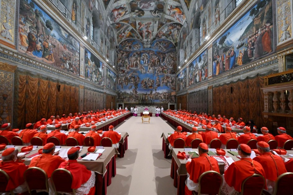 - Cardeais se reúnem antes do início do conclave para eleger um novo Papa na Capela Sistina,