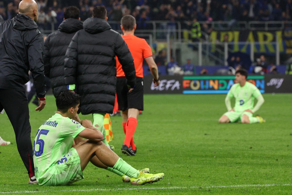 Torcida do Real Madrid provoca Barcelona com faixas de agradecimento à Inter por eliminação do rival