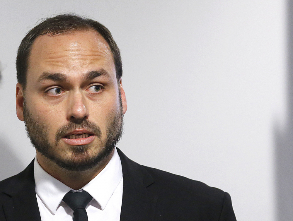 Carlos Bolsonaro sai em defesa de Eduardo, diz não viver em democracia e critica ONU por apoiar Lula
