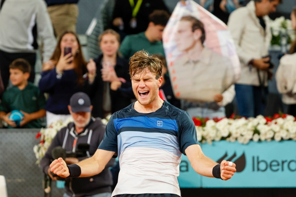 O tenista britânico Jack Draper comemora a vitória sobre o italiano Lorenzo Musetti ao término da partida semifinal do Mutua Madrid Open