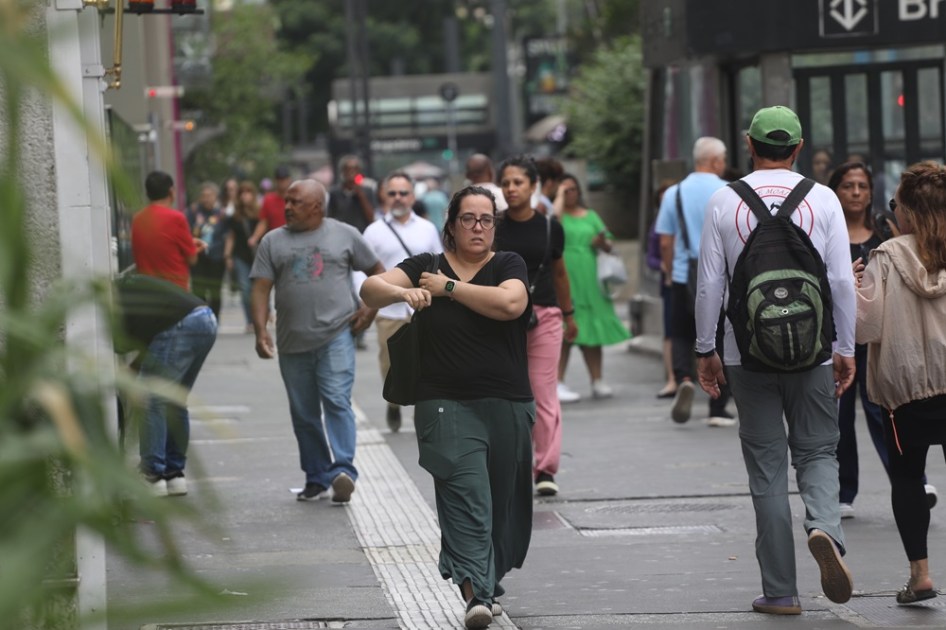 Pedestres circulam pela Avenida Paulista