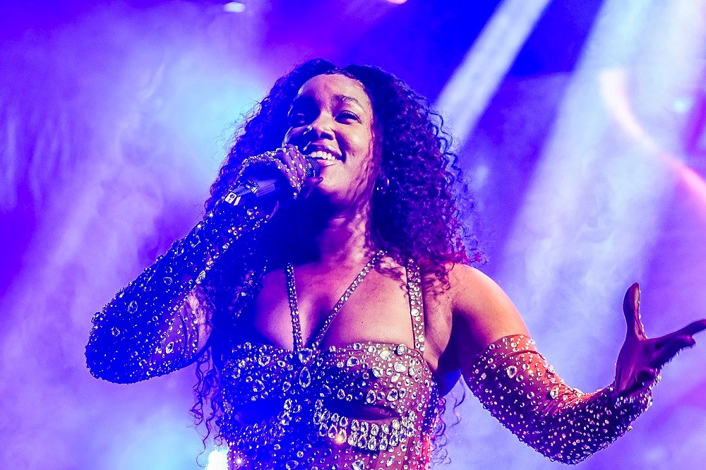 Virada Cultural 2025: Iza interrompe apresentação para ajudar fãs