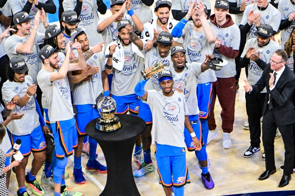 O armador do Oklahoma City Thunder, Shai Gilgeous-Alexander (c), comemora com seus companheiros o título da Conferência Oeste