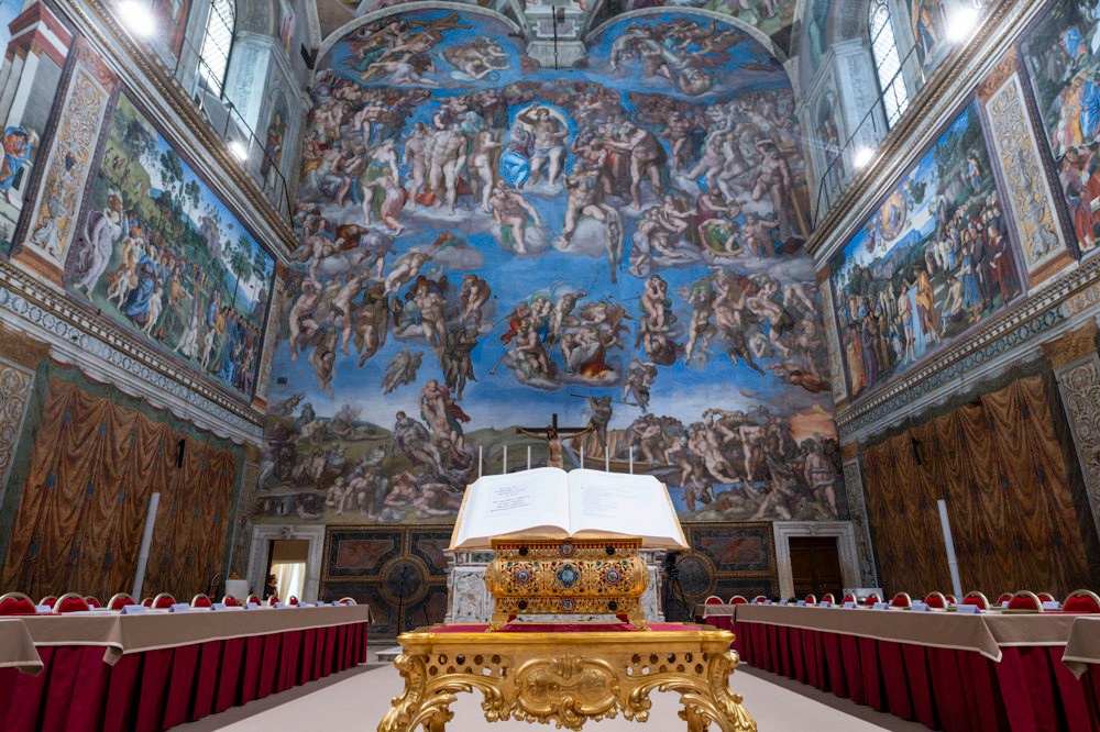 Capela Sistina é preparada para cardeais elegerem novo papa
