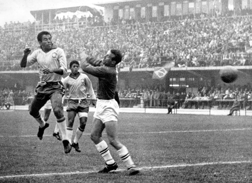 Vavá da Seleção Brasileira chega antes do goleiro Springett e marca, de cabeça, o segundo gol do Brasil na vitória de 3 a 1 sobre a Inglaterra
