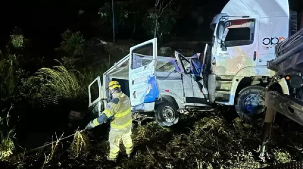 Acidente entre van e carreta deixa nove mortos e dez feridos em Minas Gerais