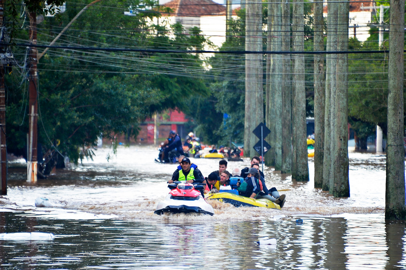Solidariedade em tempos extremos: 8 em cada 10 brasileiros já ajudaram vítimas de desastres naturais