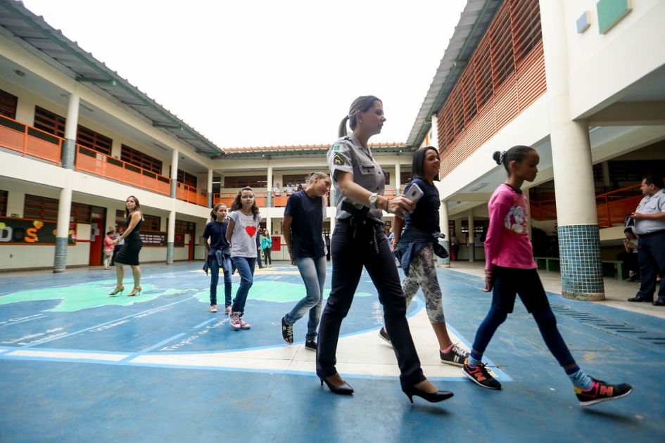 crianças adando em escolas