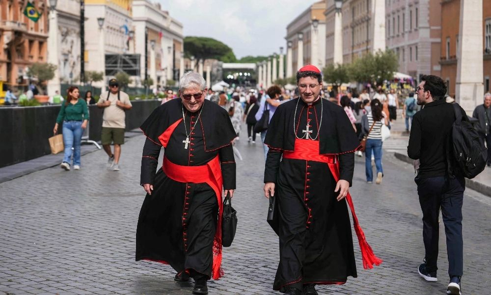 Cardeais que vão participar do conclave já estão em Roma para escolher o novo papa
