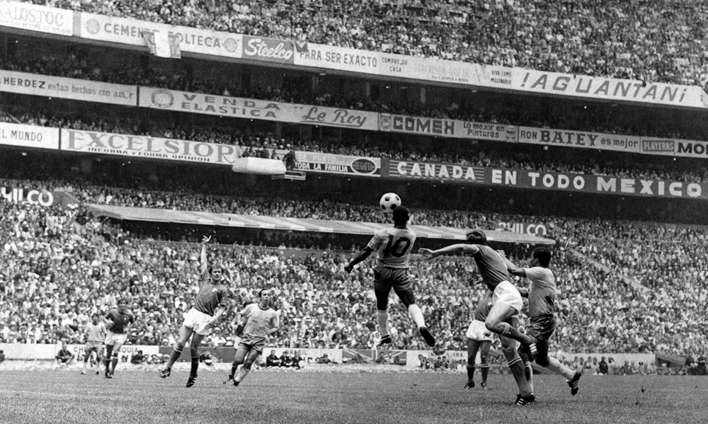 Pelé (10) domina bola no peito à frente de marcador italiano durante a final da Copa do Mundo de 70