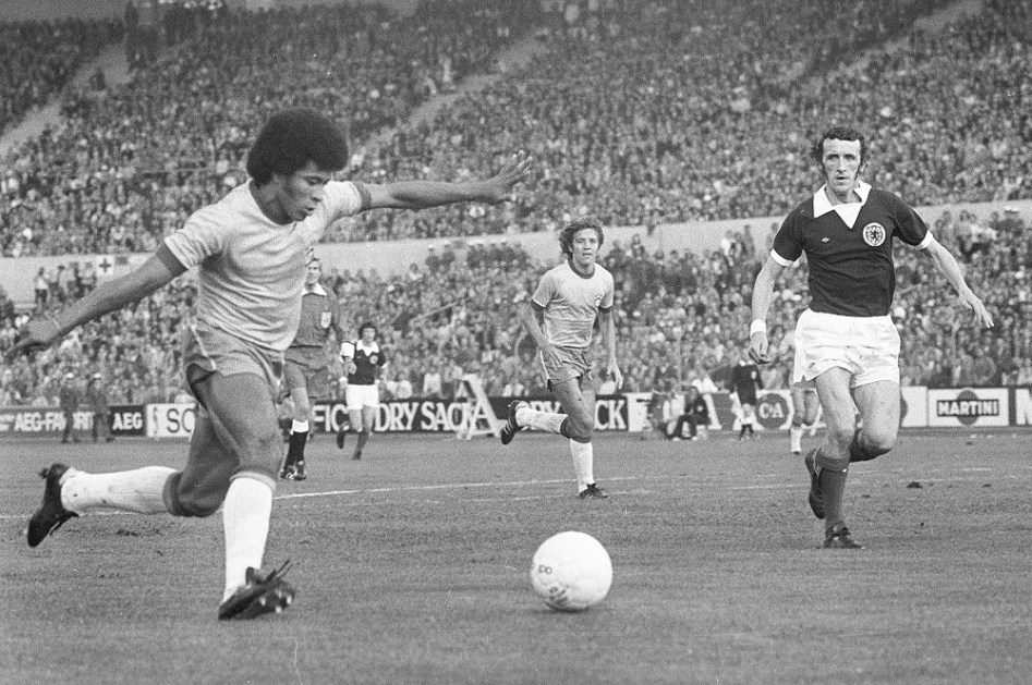 Jairzinho (esq.), atacante da Seleção Brasileira, durante partida contra a Escócia na Copa do Mundo de 1974