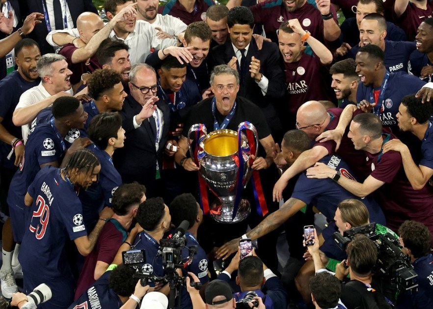 O técnico do PSG, Luis Enrique, ergue o troféu após a vitória do time na final da Liga dos Campeões