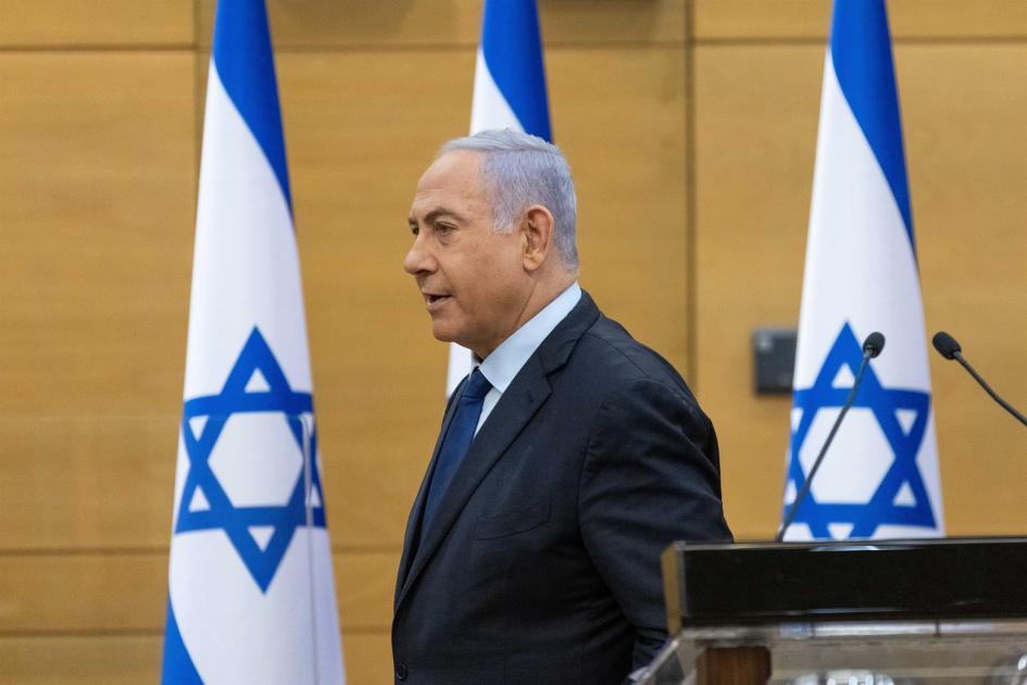 O primeiro-ministro israelense Benjamin Netanyahu sai após fazer uma declaração política no Knesset, o Parlamento israelense, em Jerusalém