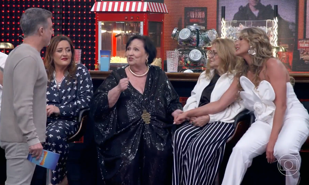 Dona Deia e Lívia Andrade dão as mãos durante reconciliação ao vivo no "Domingão"