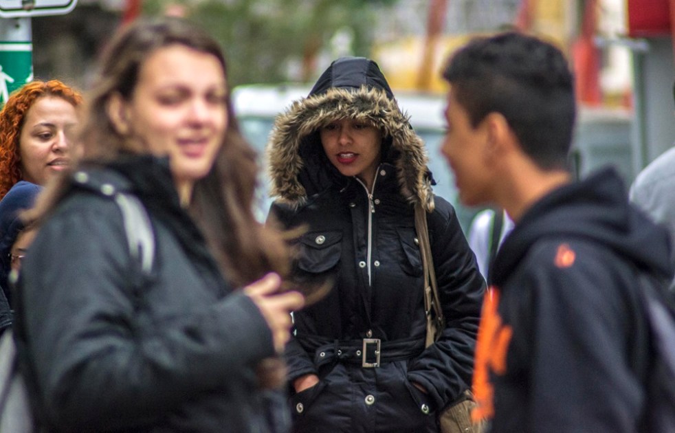 Pedestres se protegem do frio no centro de São Paulo