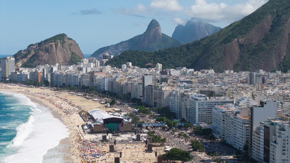 Vista aérea da estrutura montada para o show da cantora Lady Gaga na Praia de Copacabana