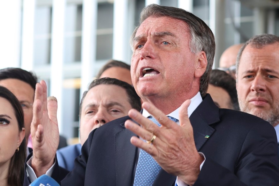 Bolsonaro discursa ao lado de aliados após decisão do STF que o tornou réu no caso da suposta trama golpista