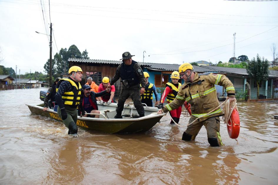 Socorristas atuam durante chuva forte no RS