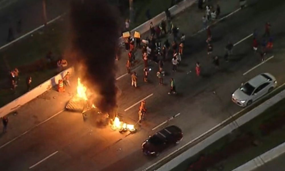 Protesto na Marginal Pinheiros afeta linhas 8 e 9 de trens e trava Zona Oeste de SP