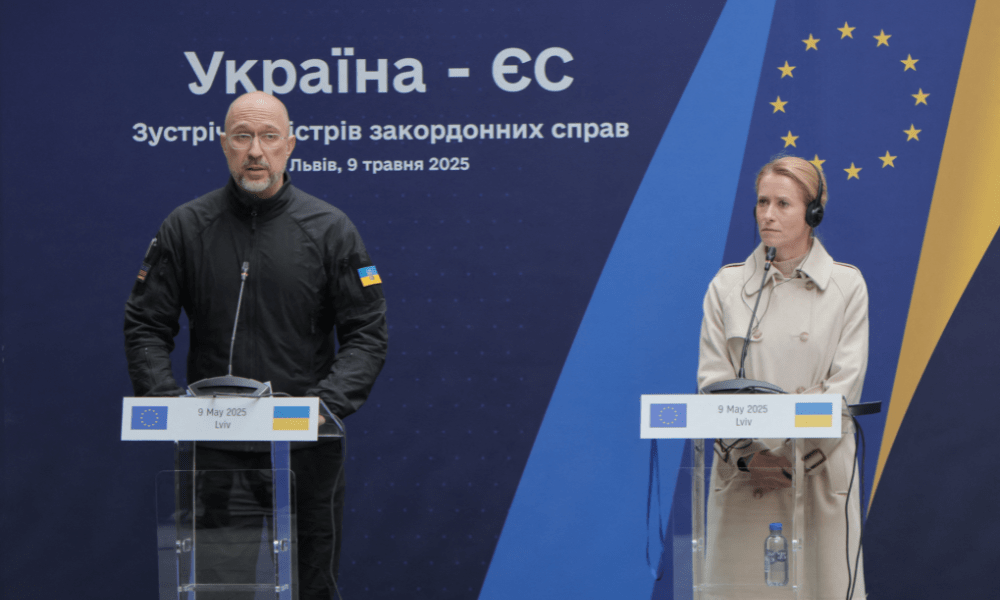 O primeiro-ministro ucraniano, Denis Chmihal, discursa ao lado de Kaja Kallas, chefe da diplomacia da UE, durante encontro em Lviv, na Ucrânia