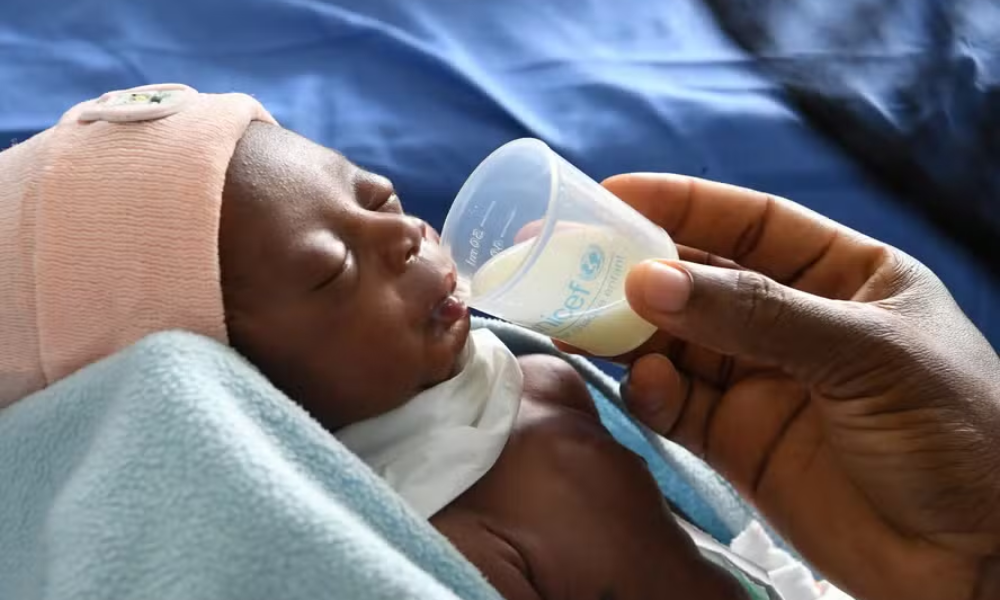 Bebê prematuro é alimentado na Costa do Marfim
