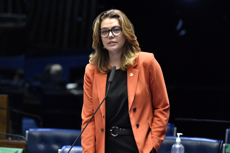 Em pronunciamento, à bancada, senadora Leila Barros (PSB-DF)
